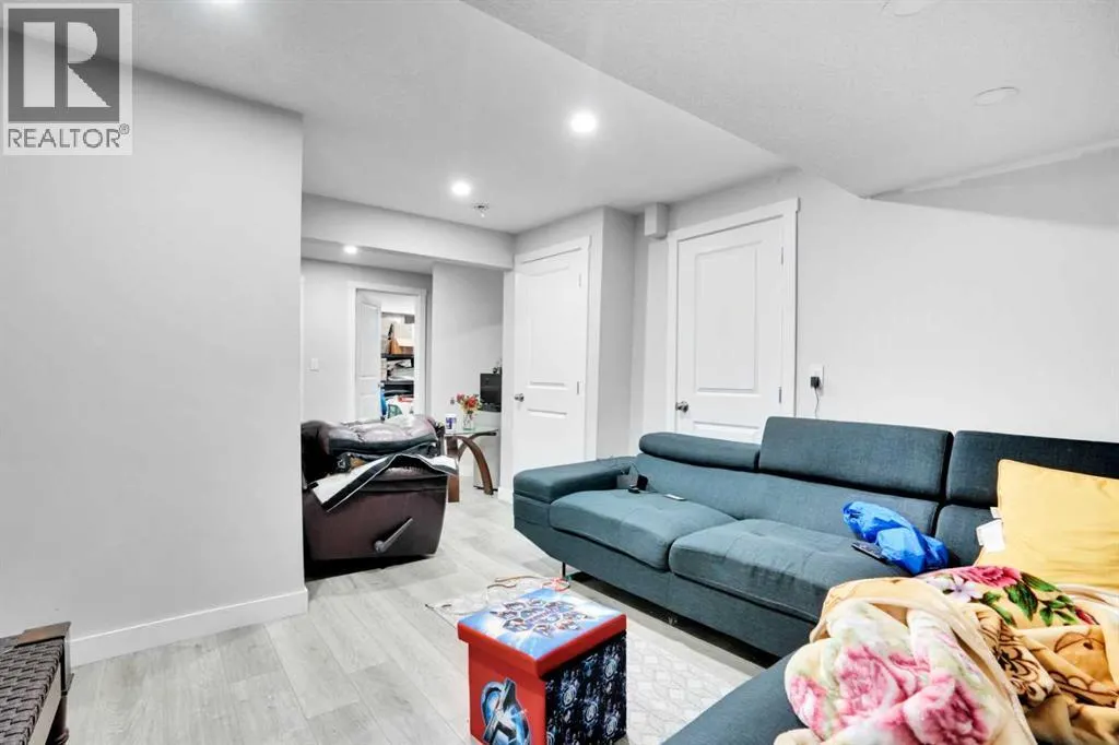 215 Savanna Parade NE