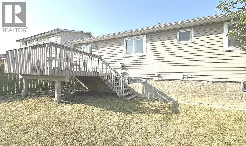 932 Rundlecairn Way NE