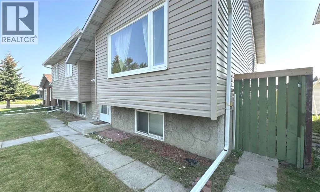 932 Rundlecairn Way NE