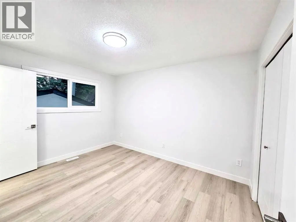 131 Whiteview Close NE