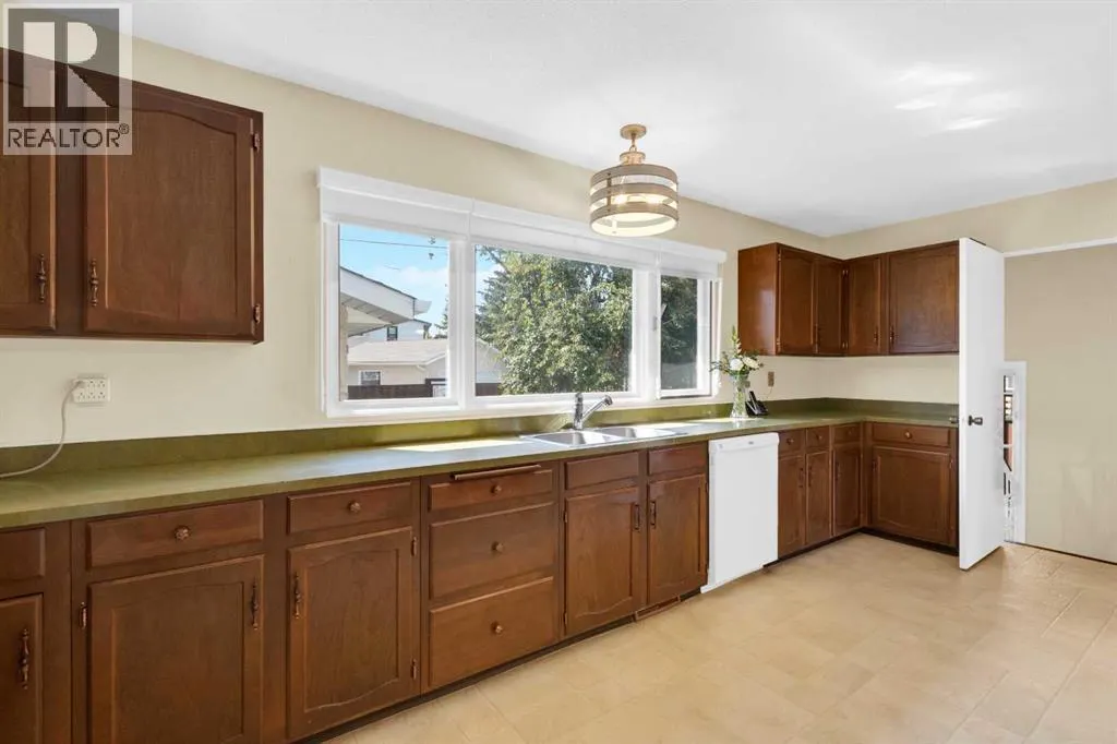 64 Lake Emerald Road SE