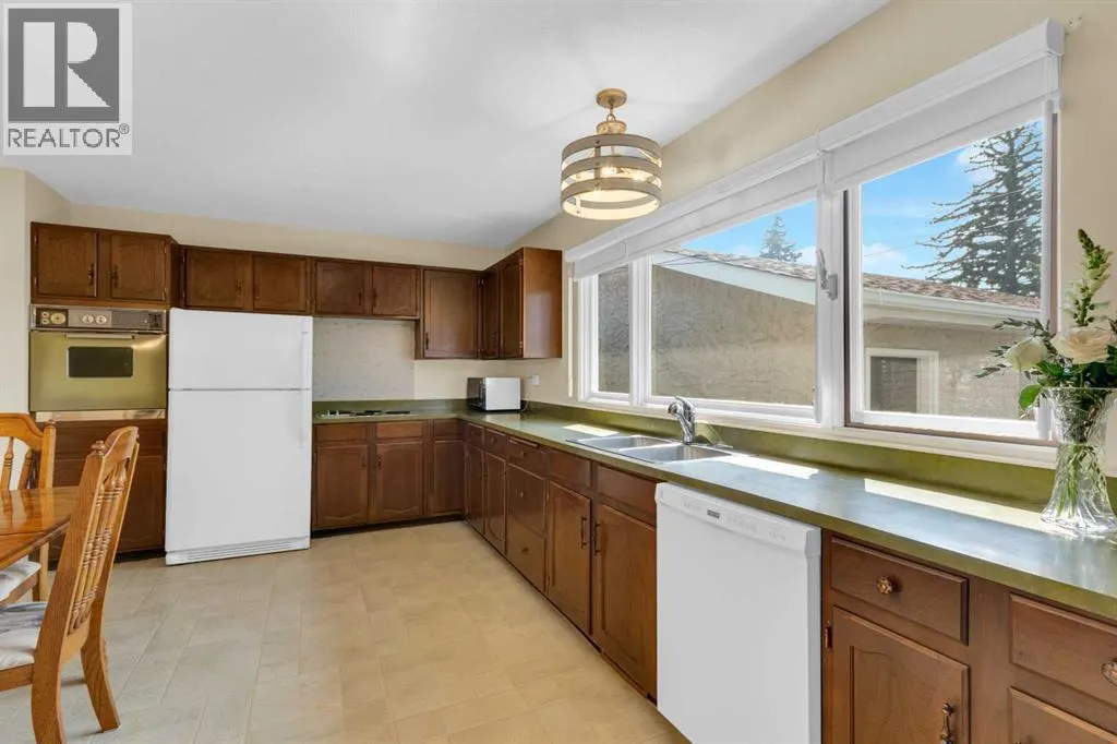 64 Lake Emerald Road SE