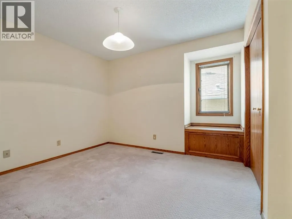 87 Edgewood Boulevard W