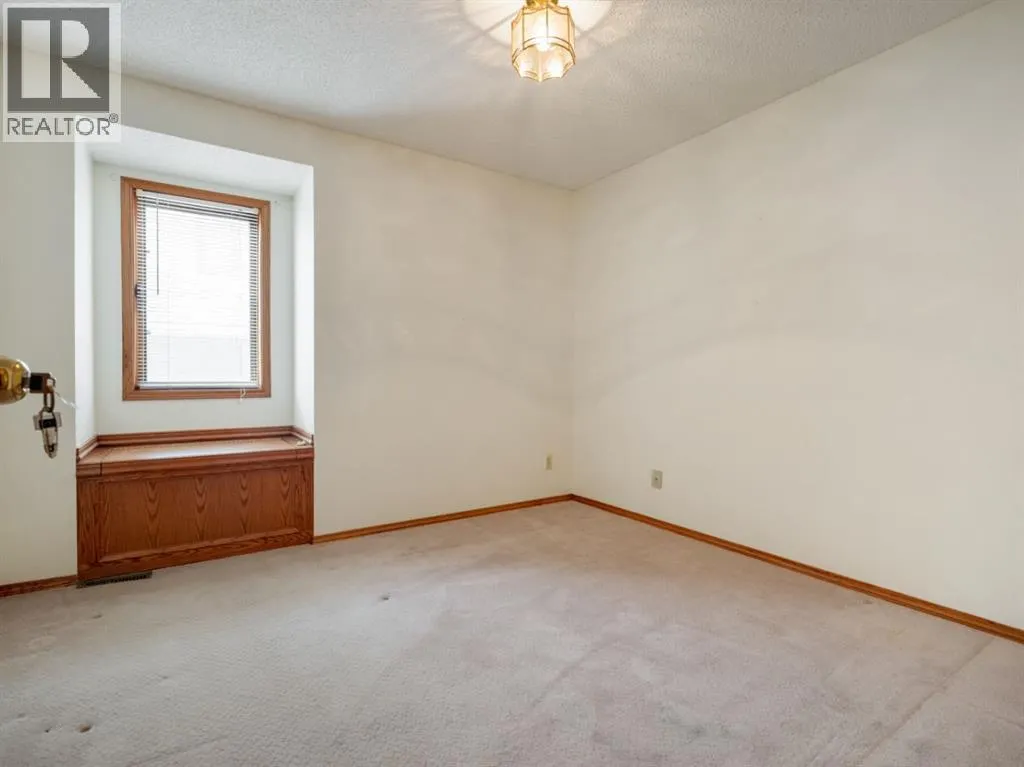 87 Edgewood Boulevard W