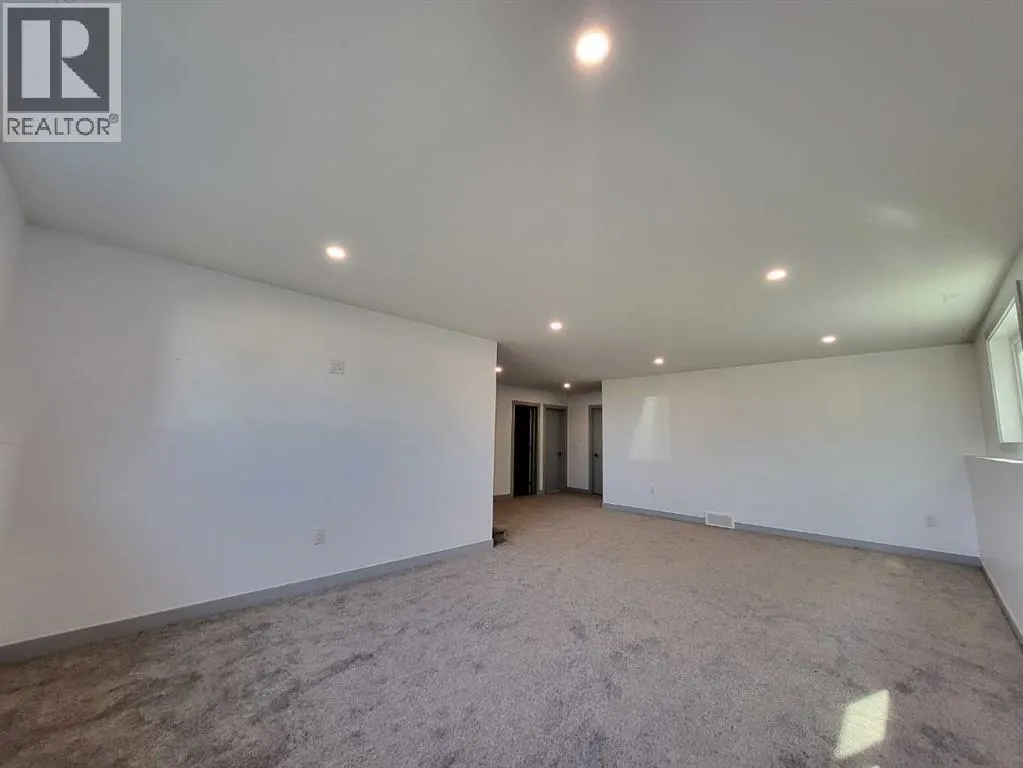 323 9 Street N