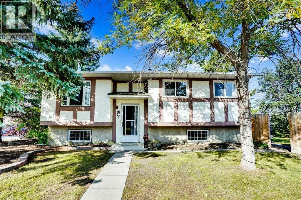 97 Alpine Crescent SE