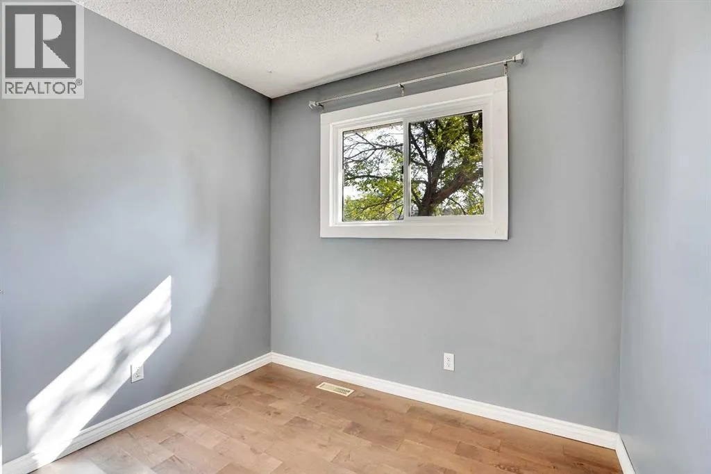 97 Alpine Crescent SE