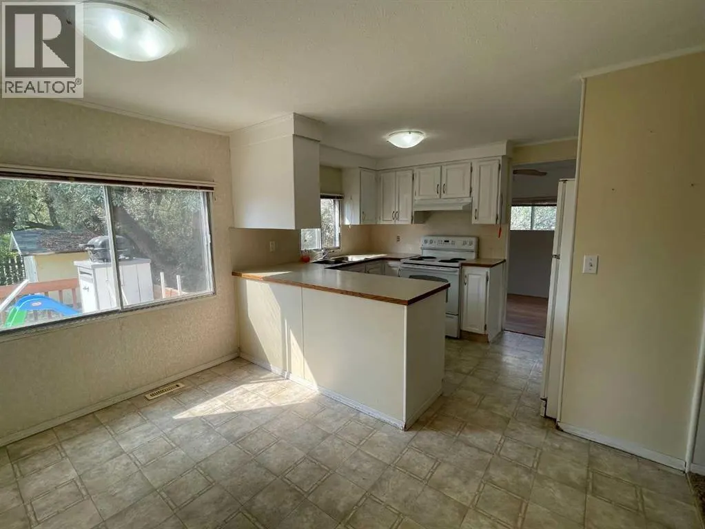 669 1 Street W