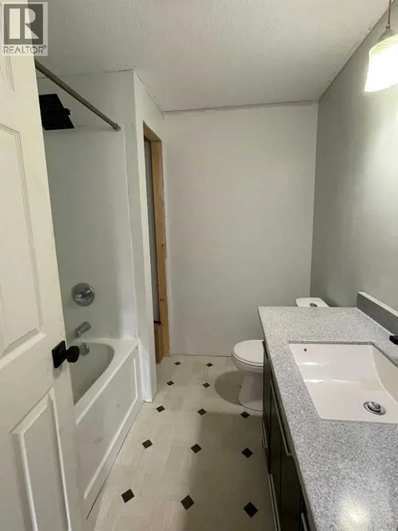 669 1 Street W