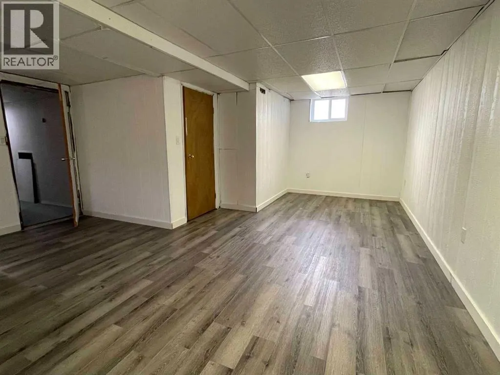 669 1 Street W