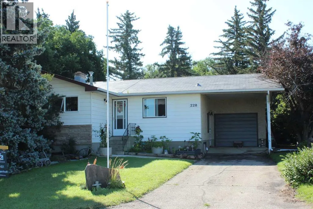 228 2 Street N