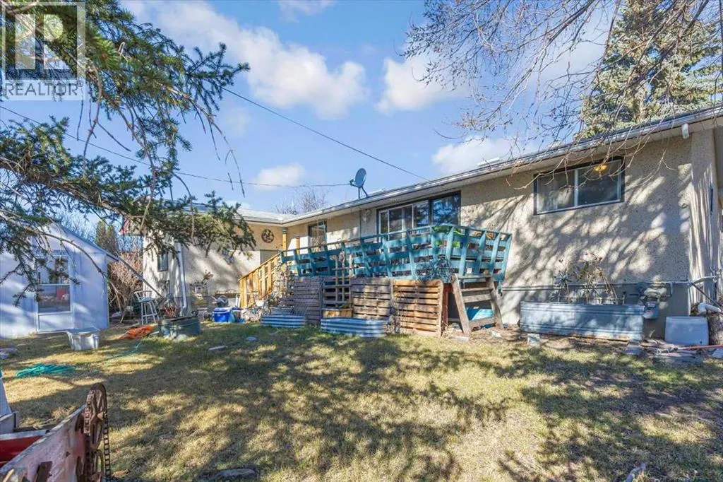 228 2 Street N