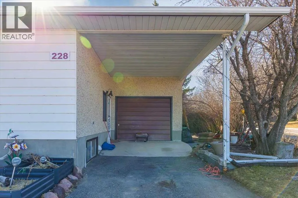228 2 Street N
