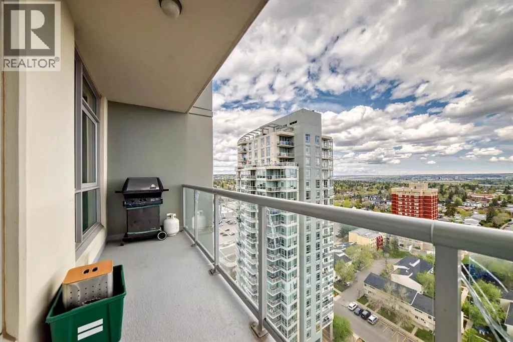 1907, 77 Spruce Place SW