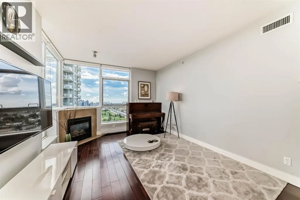 1907, 77 Spruce Place SW