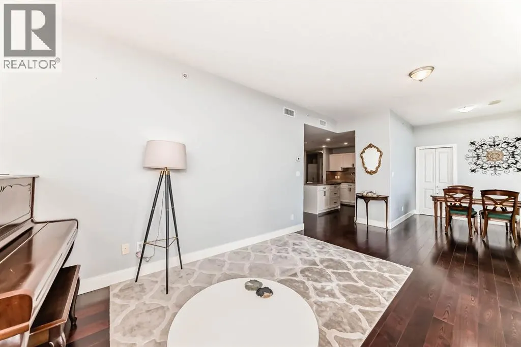 1907, 77 Spruce Place SW