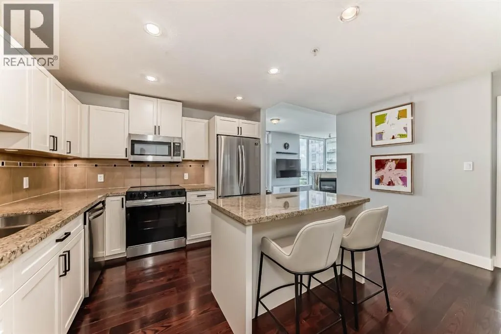 1907, 77 Spruce Place SW