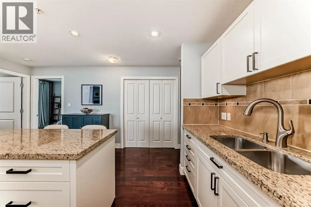 1907, 77 Spruce Place SW