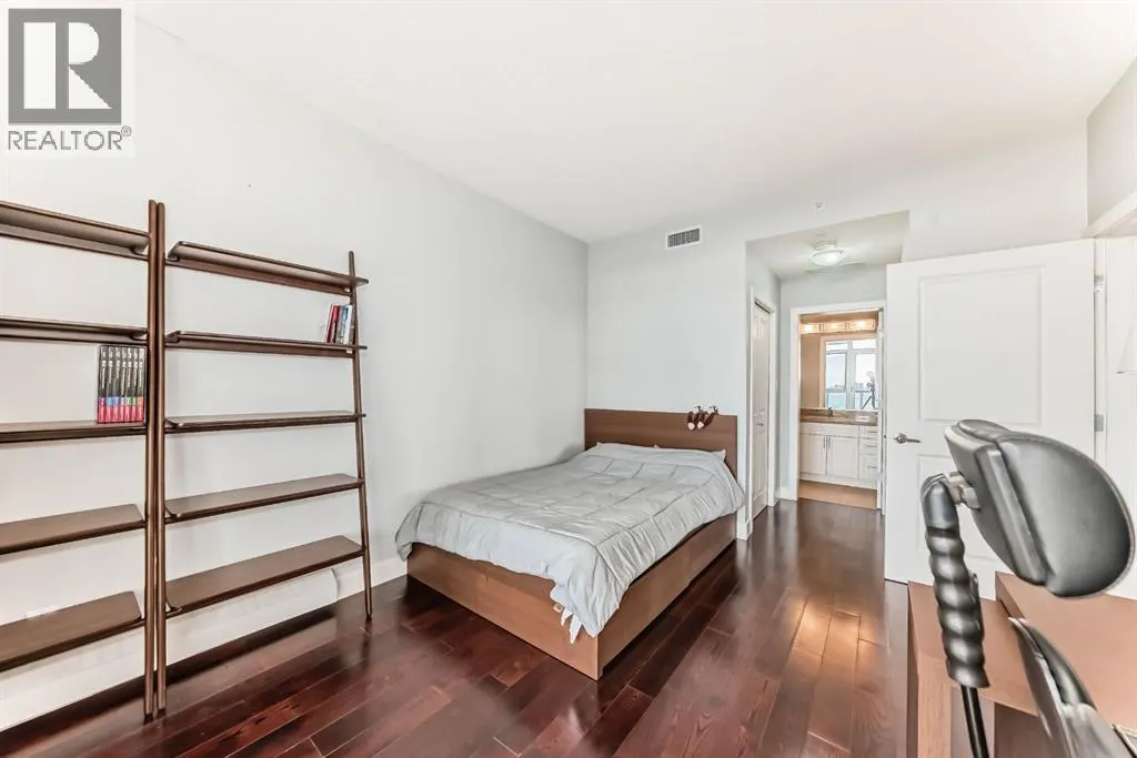 1907, 77 Spruce Place SW