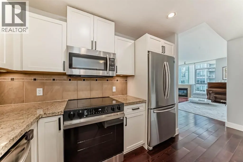 1907, 77 Spruce Place SW