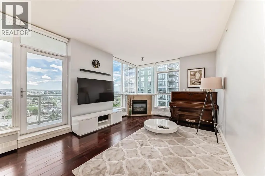 1907, 77 Spruce Place SW