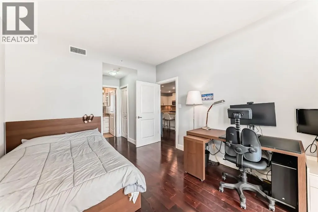 1907, 77 Spruce Place SW