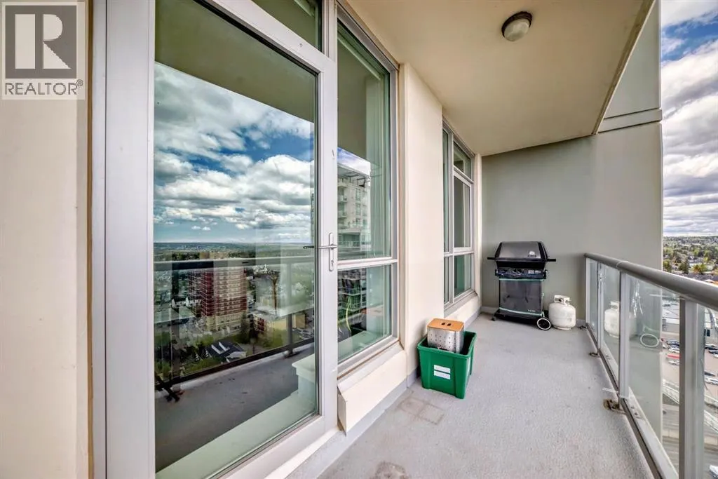 1907, 77 Spruce Place SW