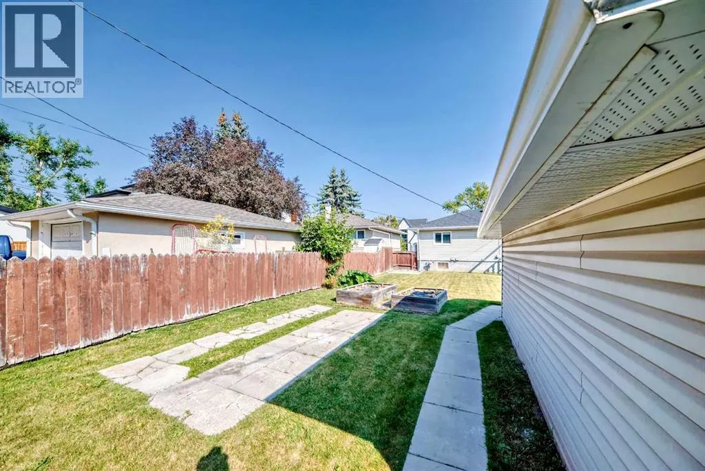 1127 15 Avenue NE