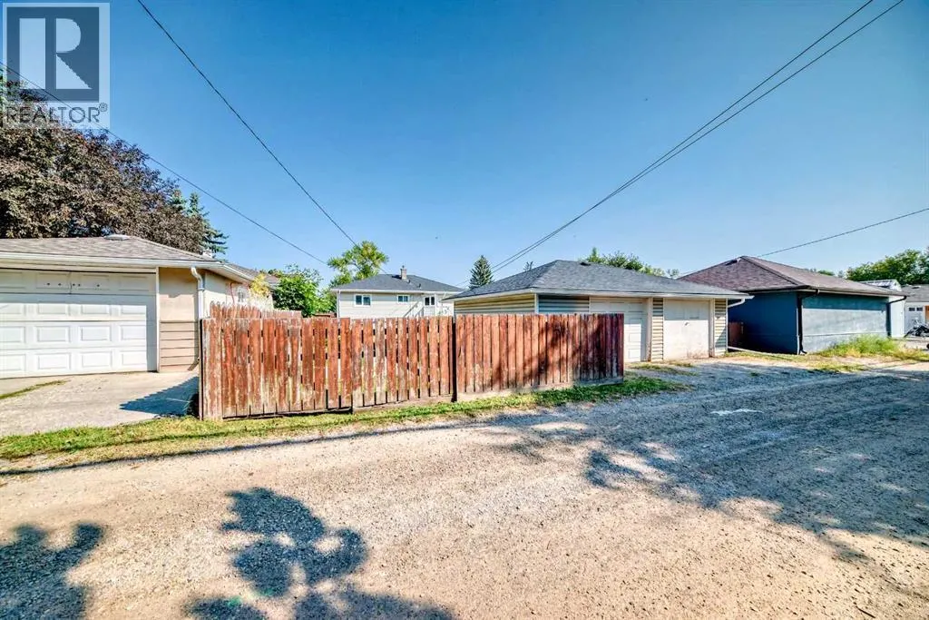 1127 15 Avenue NE