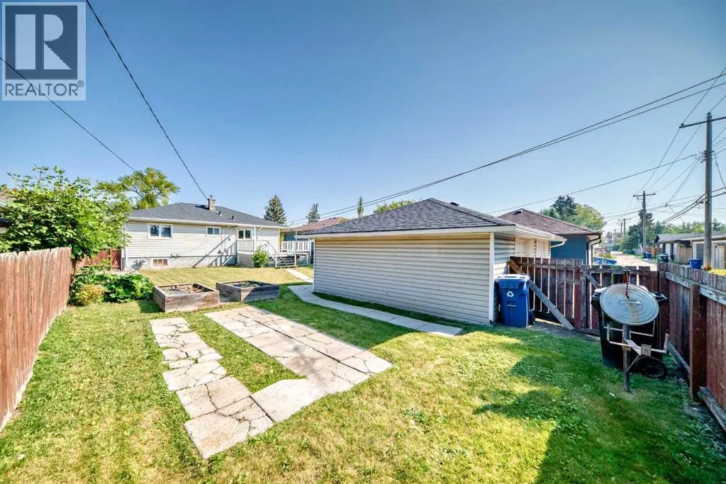 1127 15 Avenue NE