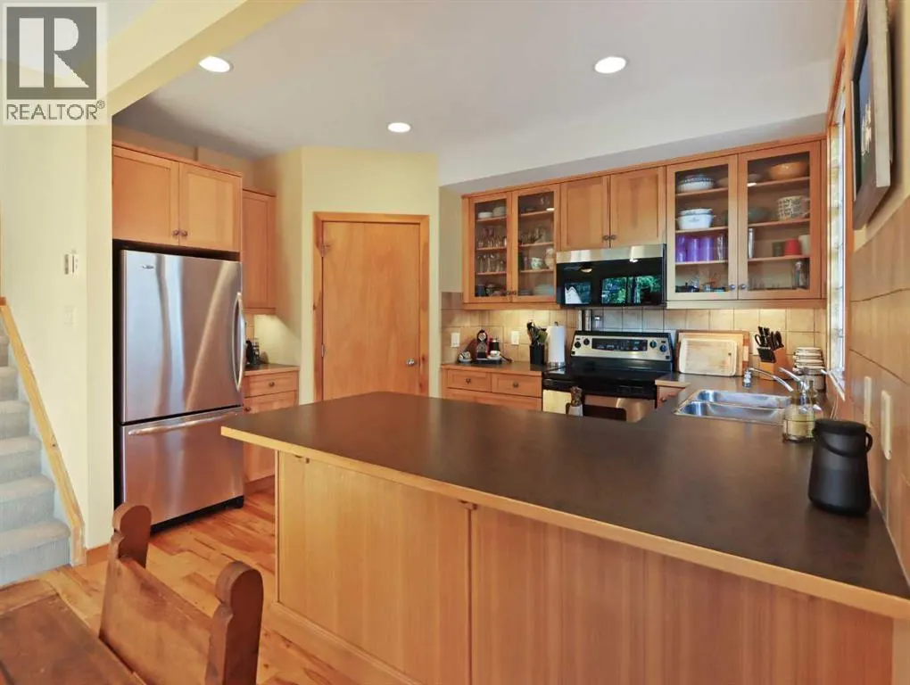 2, 729 4th Street