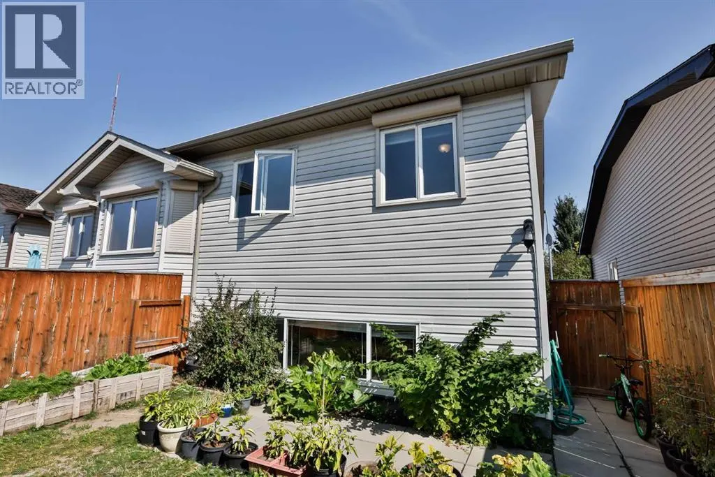 326 Lynx Crescent N
