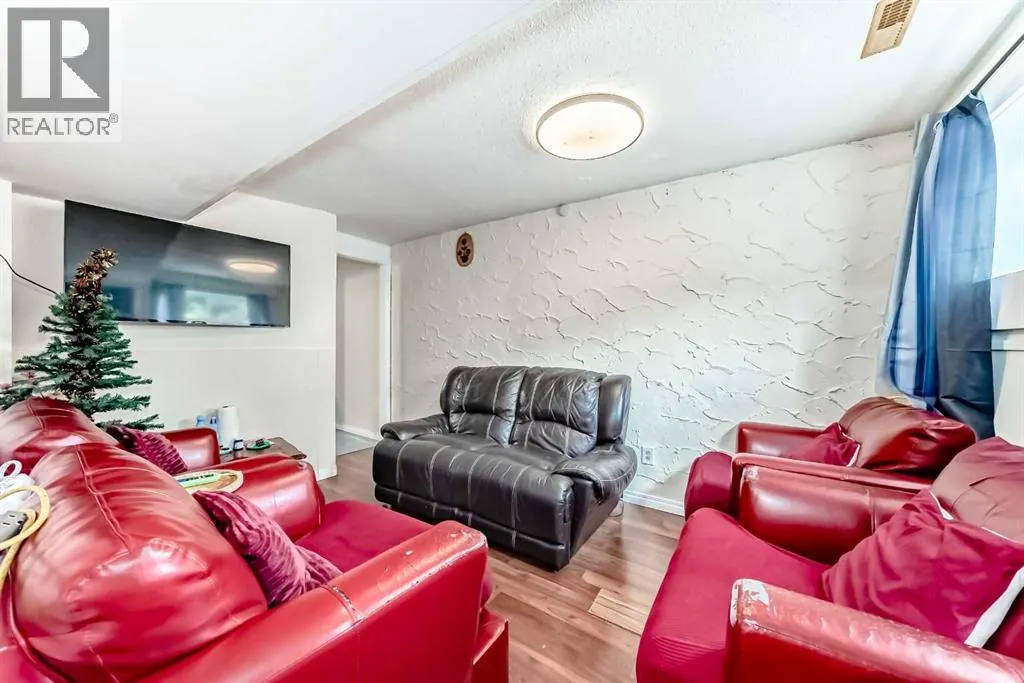 203 Penbrooke Close SE