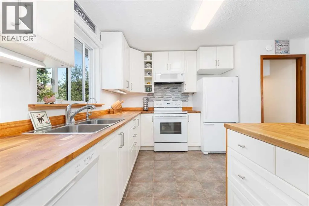 15 Deer Bay SE