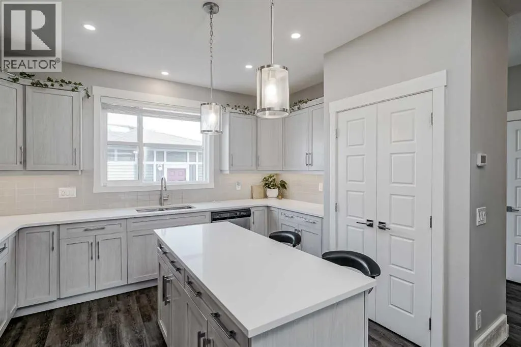 96 Skyview Parade NE