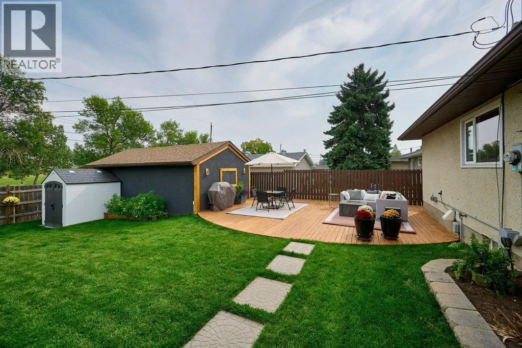 2204 Vista Crescent NE