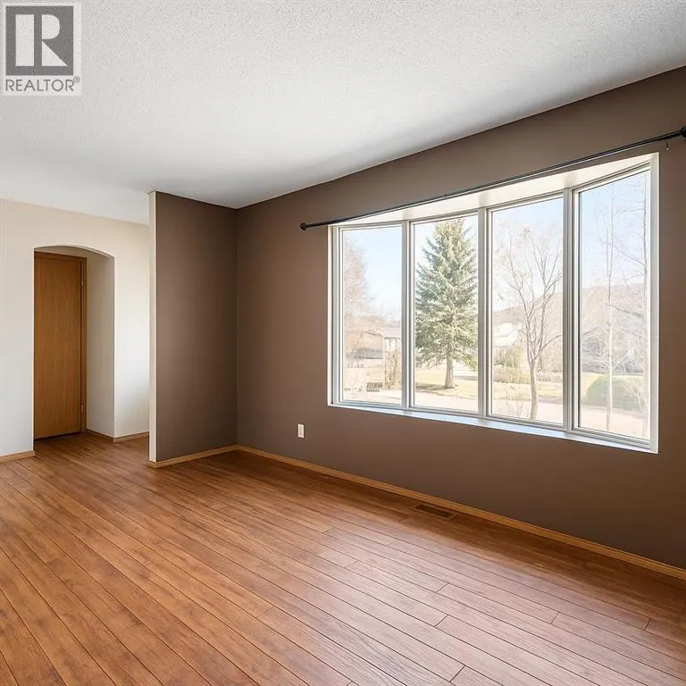 41 Alpine Crescent SE