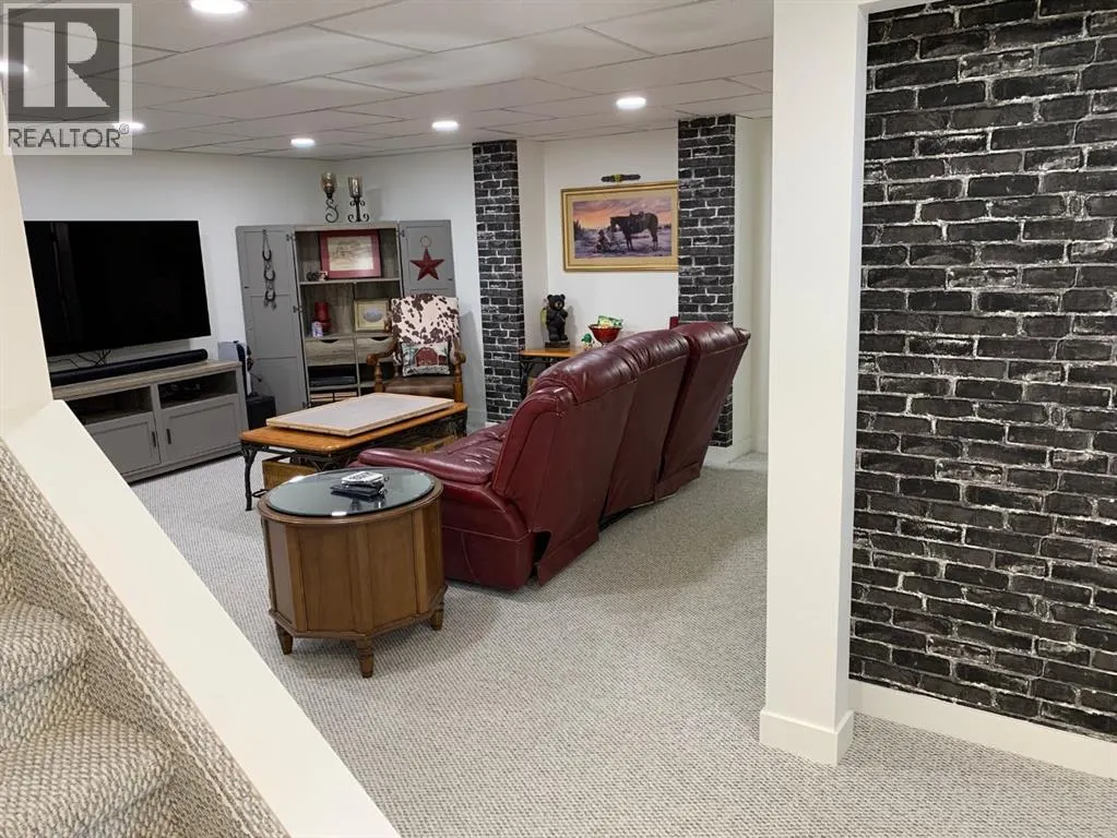 121 7 Street W