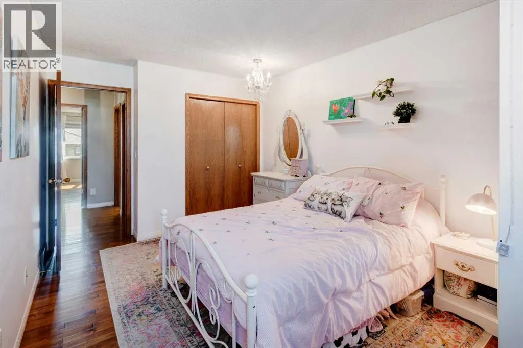 240 Woodbriar Place SW