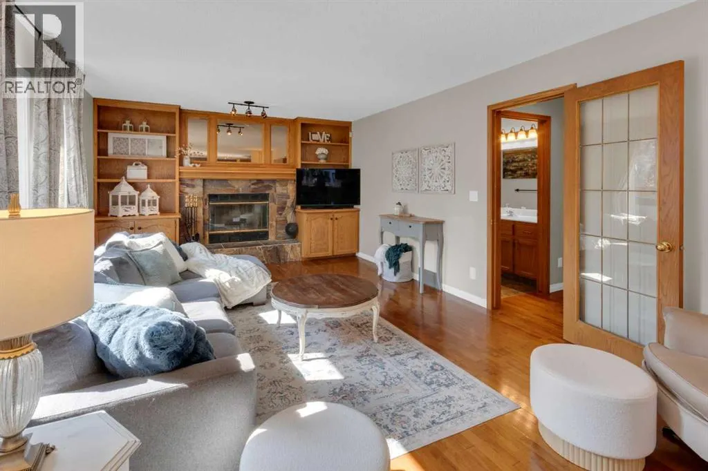 240 Woodbriar Place SW