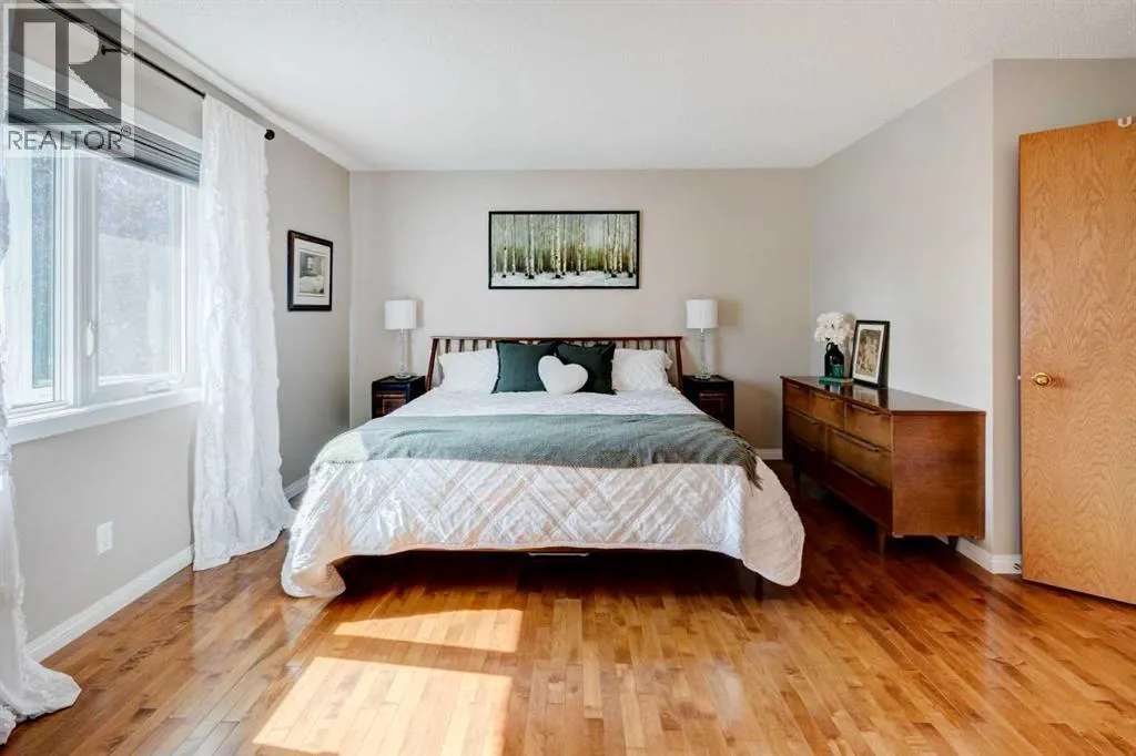240 Woodbriar Place SW