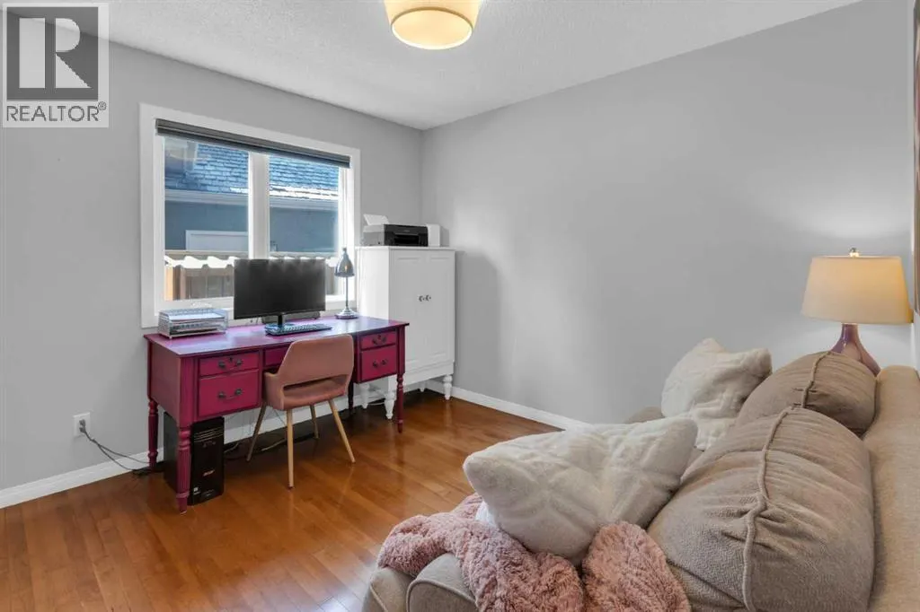 240 Woodbriar Place SW