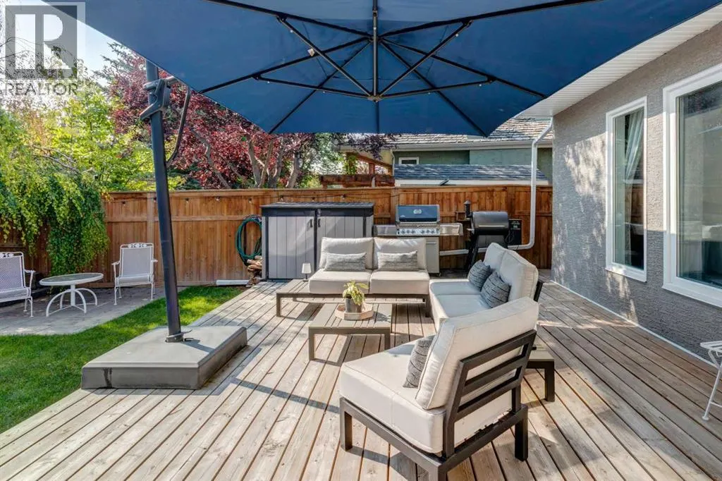240 Woodbriar Place SW