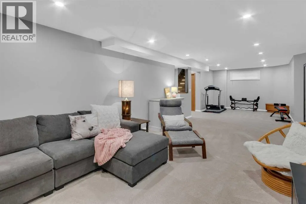240 Woodbriar Place SW