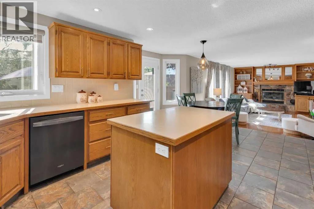 240 Woodbriar Place SW