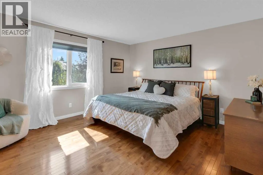 240 Woodbriar Place SW