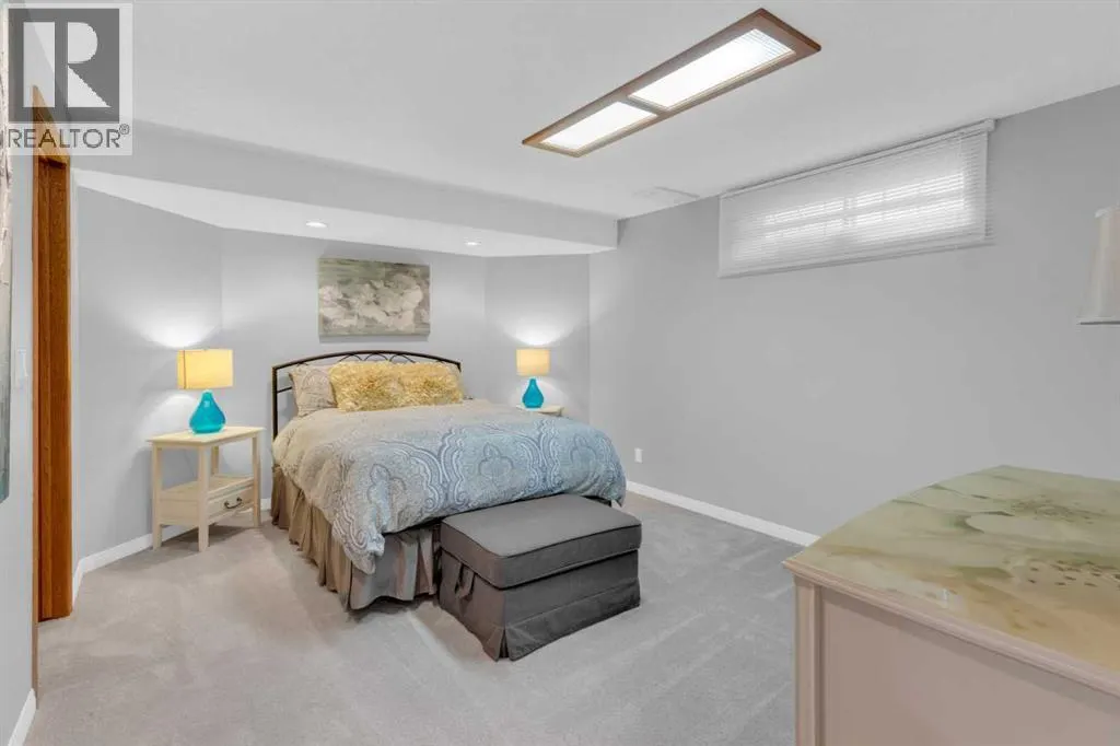 240 Woodbriar Place SW