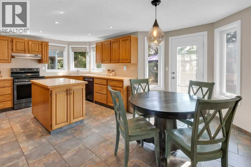 240 Woodbriar Place SW