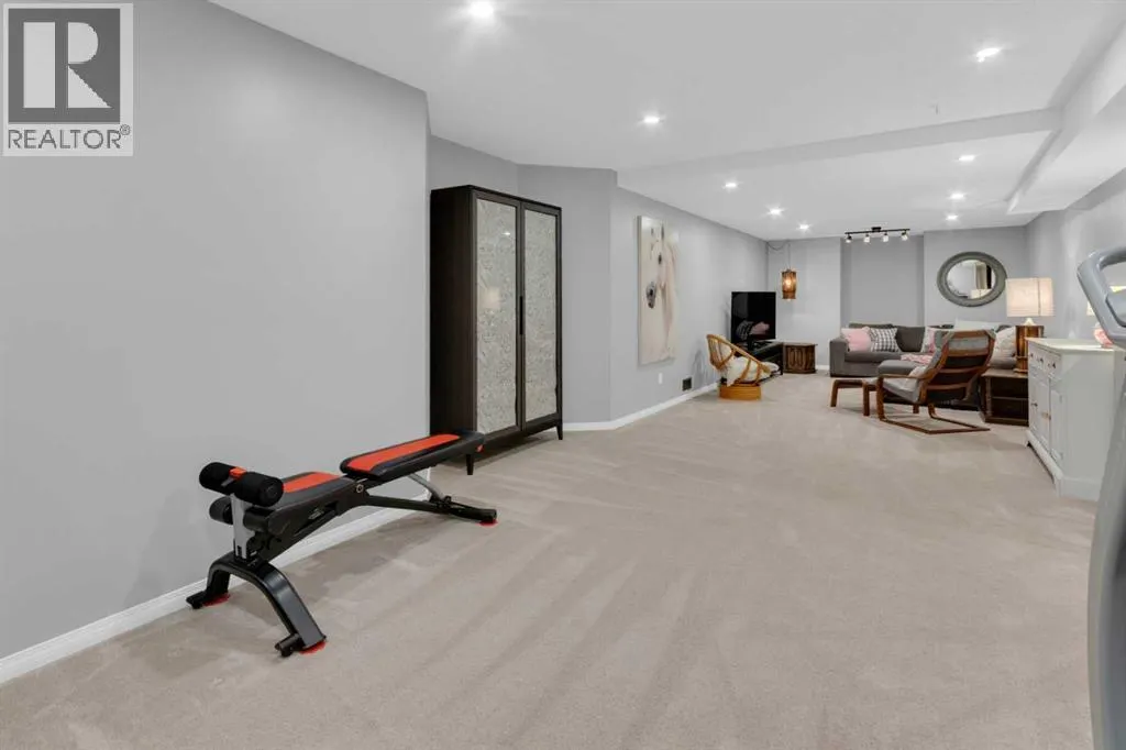 240 Woodbriar Place SW