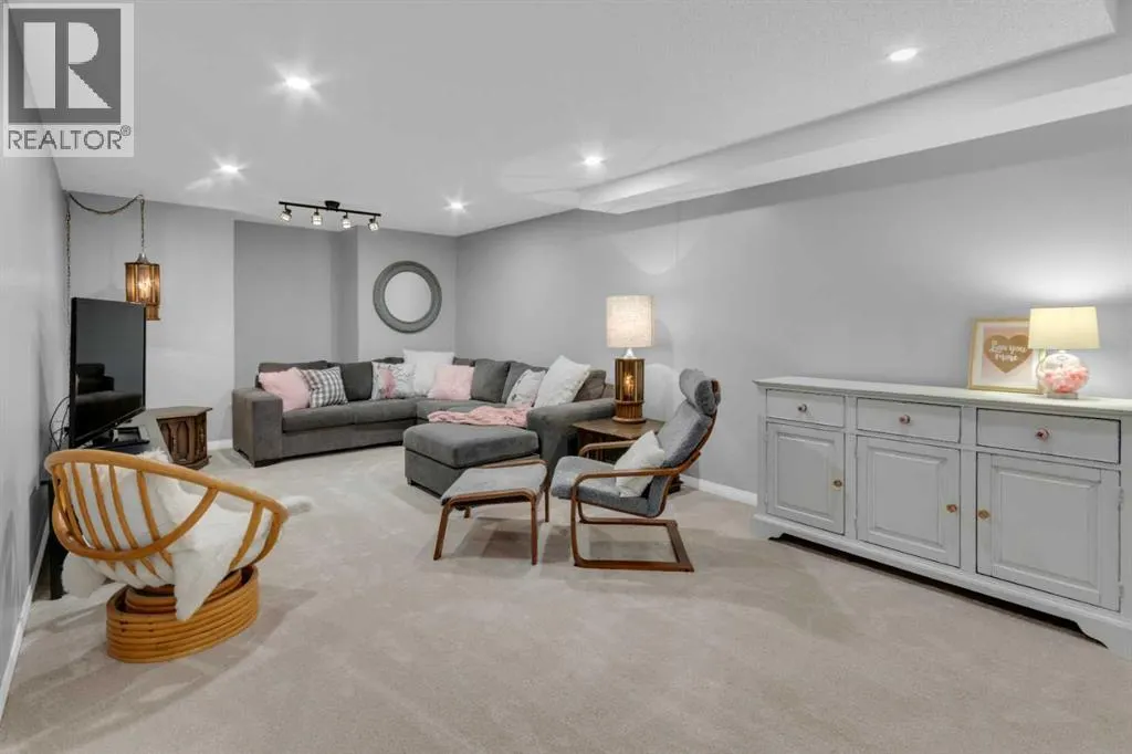 240 Woodbriar Place SW